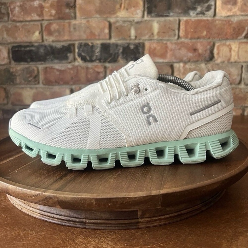 ON CLOUD 5 Running shoe Men’s size 7.5 Women’s size 9